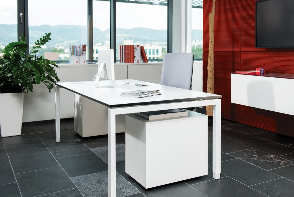 Arbeitsplatz mit Rechtecktisch der Serie s400 mit Tischgestell in weiß sowie Rollcontainer in Melamin weiß.