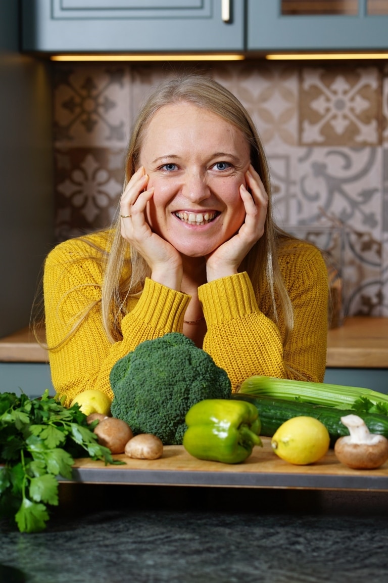 Fröhliche Frau mit Gemüse